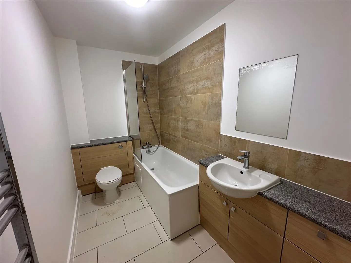Room Brook Avenue in Greater London