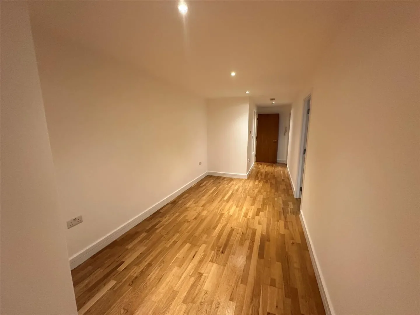 Room Brook Avenue in Greater London