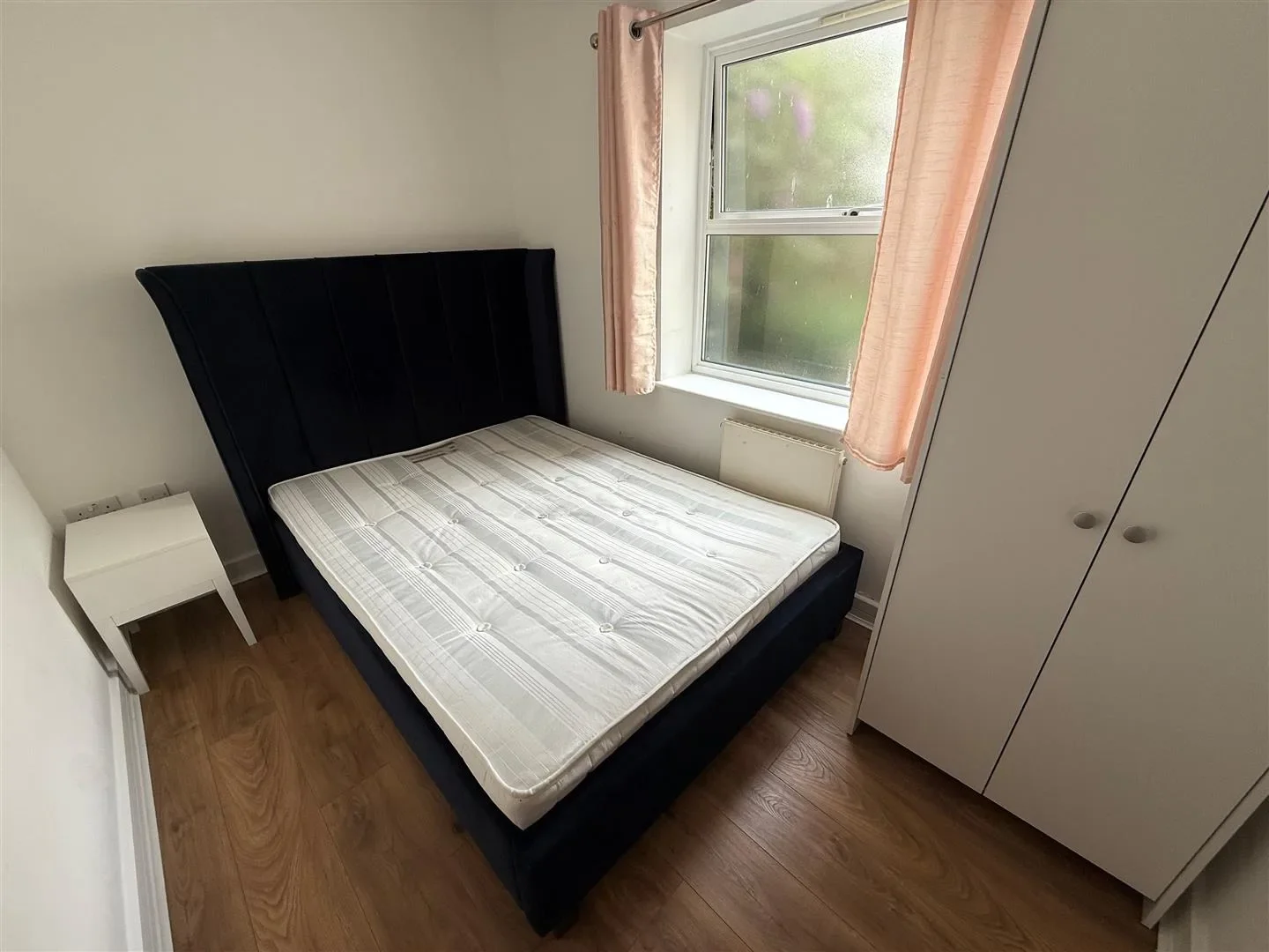 Room Brook Avenue in Greater London