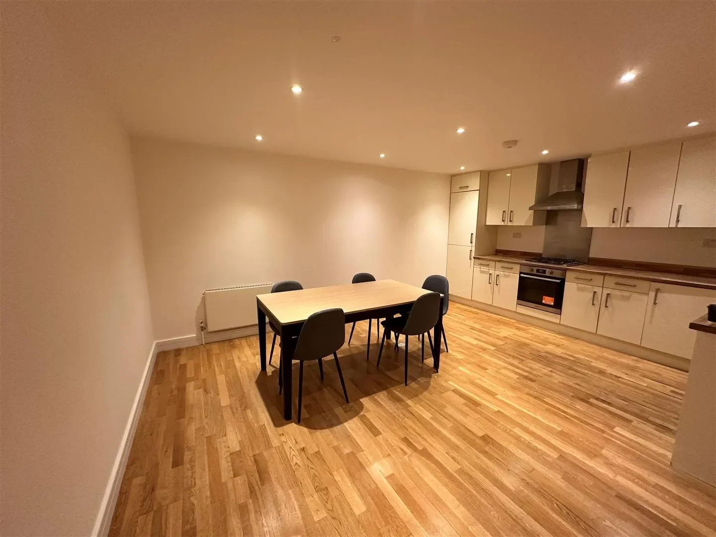 Room Brook Avenue in Greater London