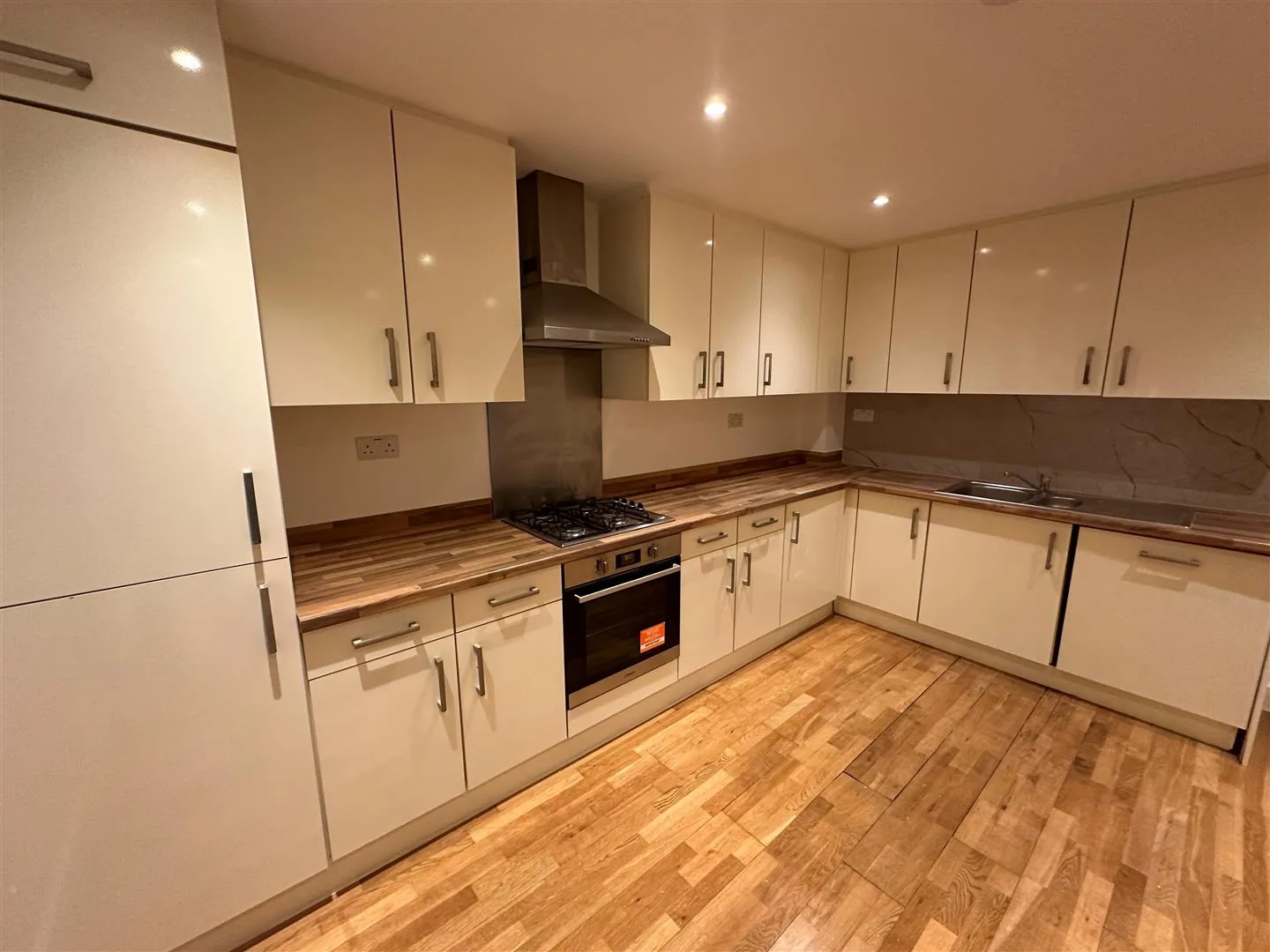 Room Brook Avenue in Greater London