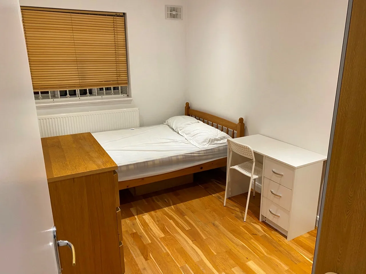 Flat Poynders Gardens in Greater London