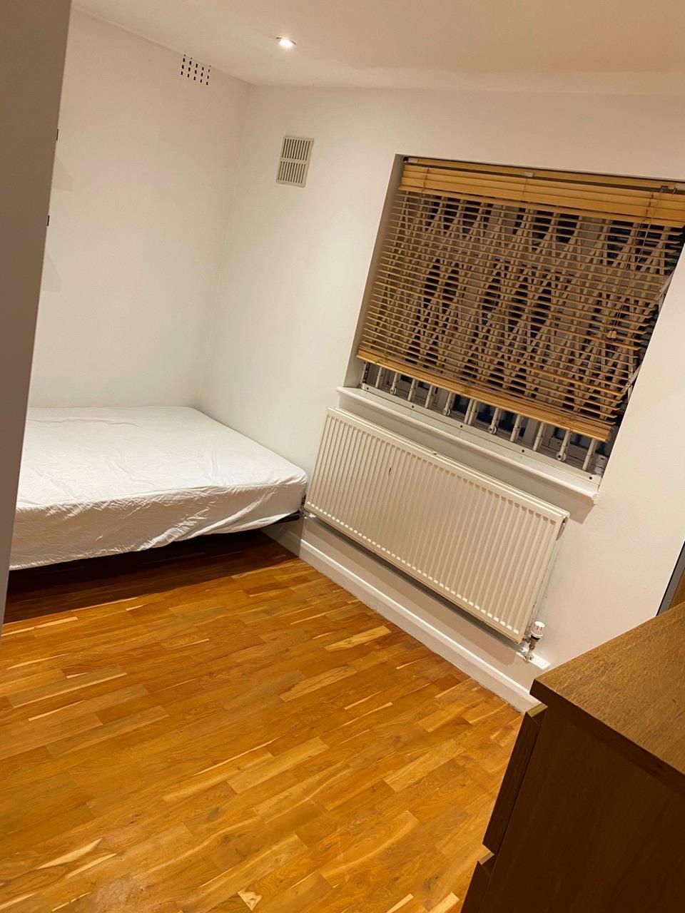 Flat Poynders Gardens in Greater London