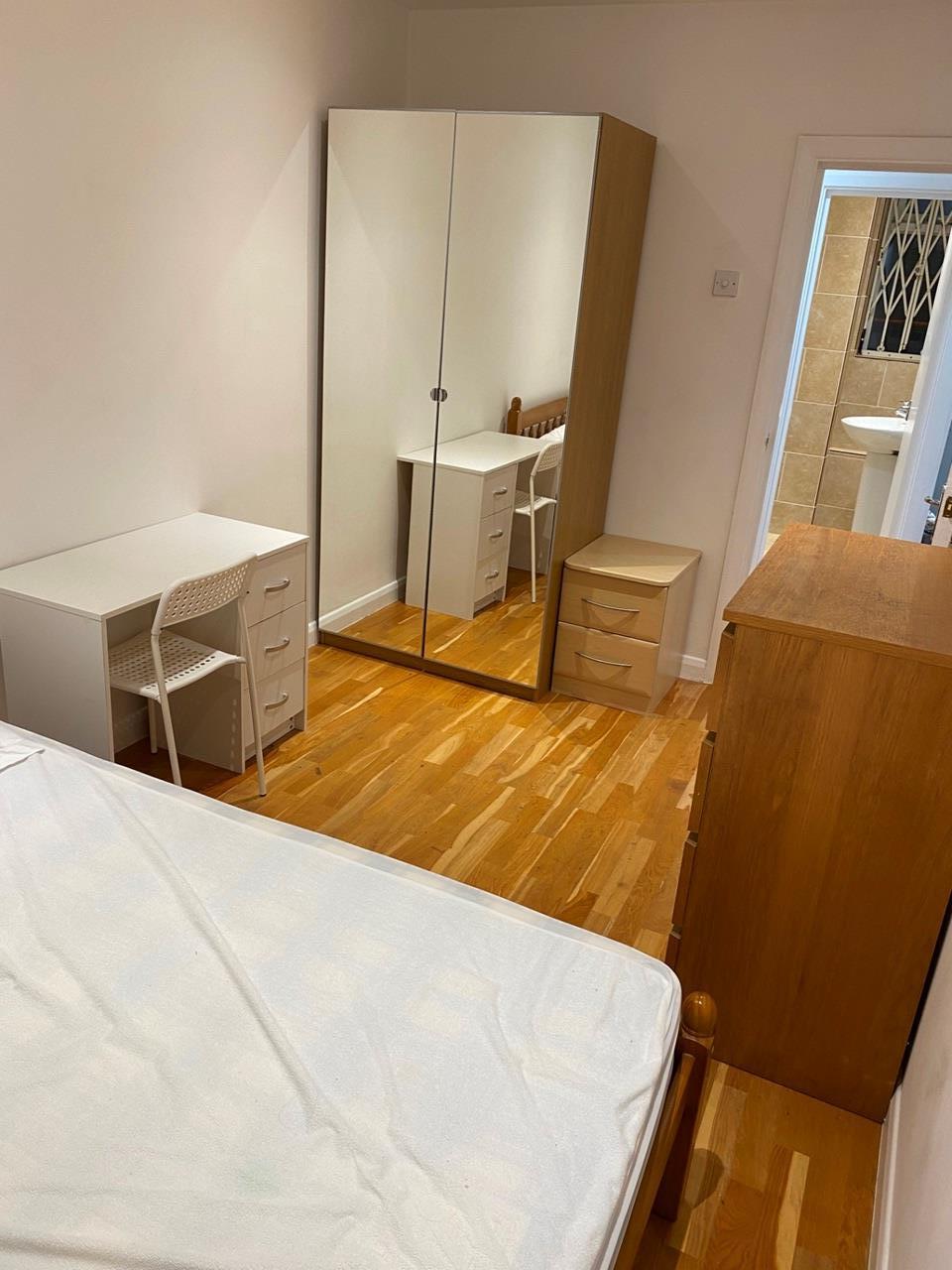 Flat Poynders Gardens in Greater London