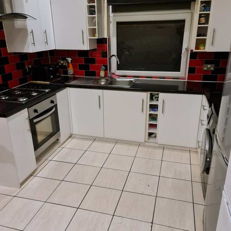 Room Garnet Crescent in Leeds