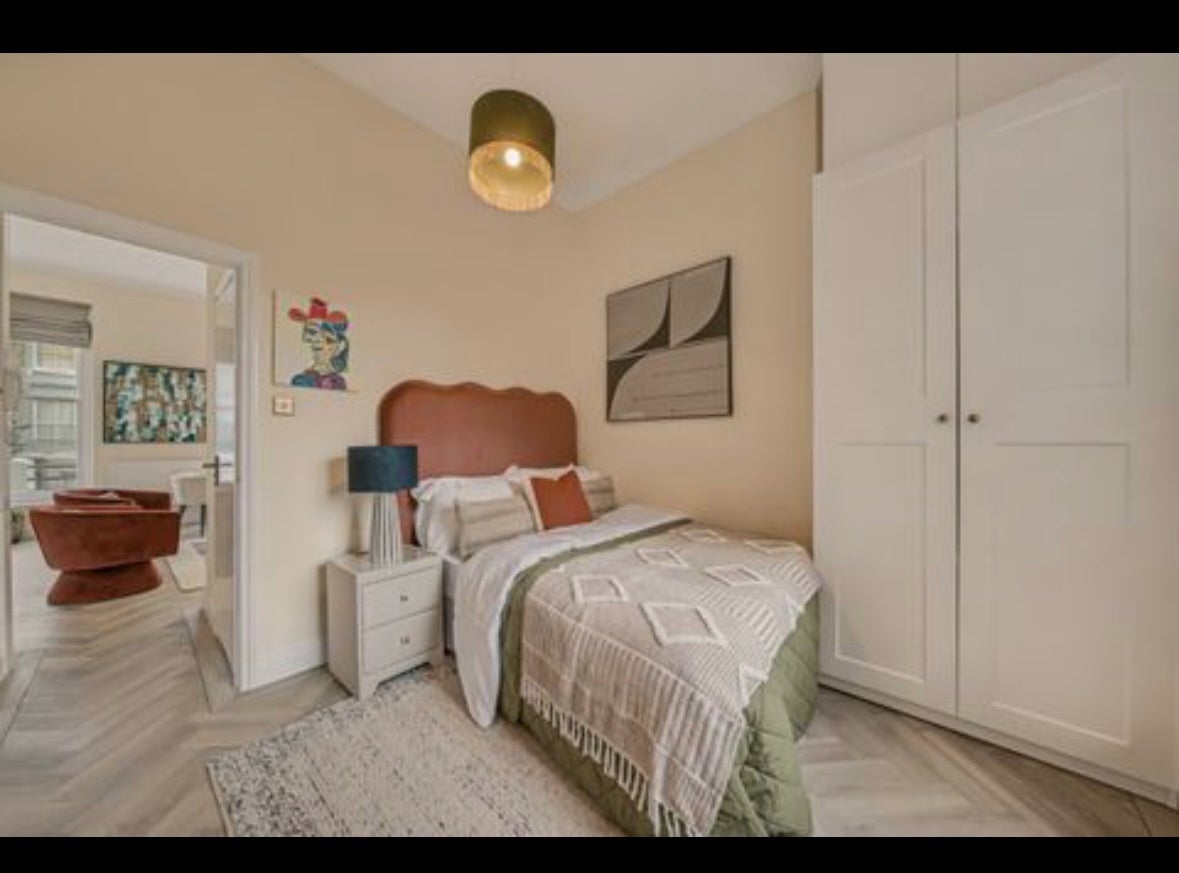 Flat Chesterton Road in Greater London