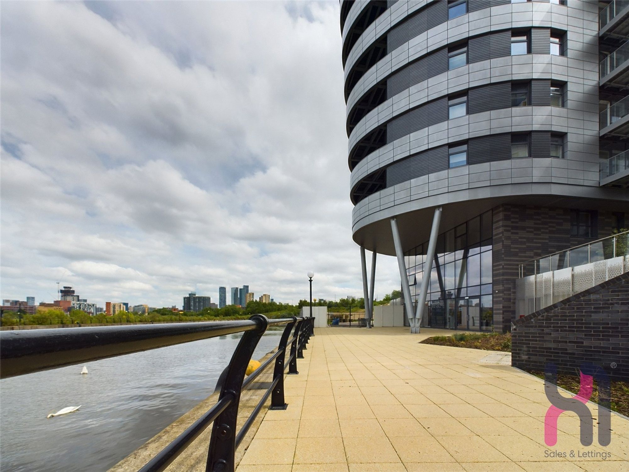 Flat Pomona Strand in Trafford