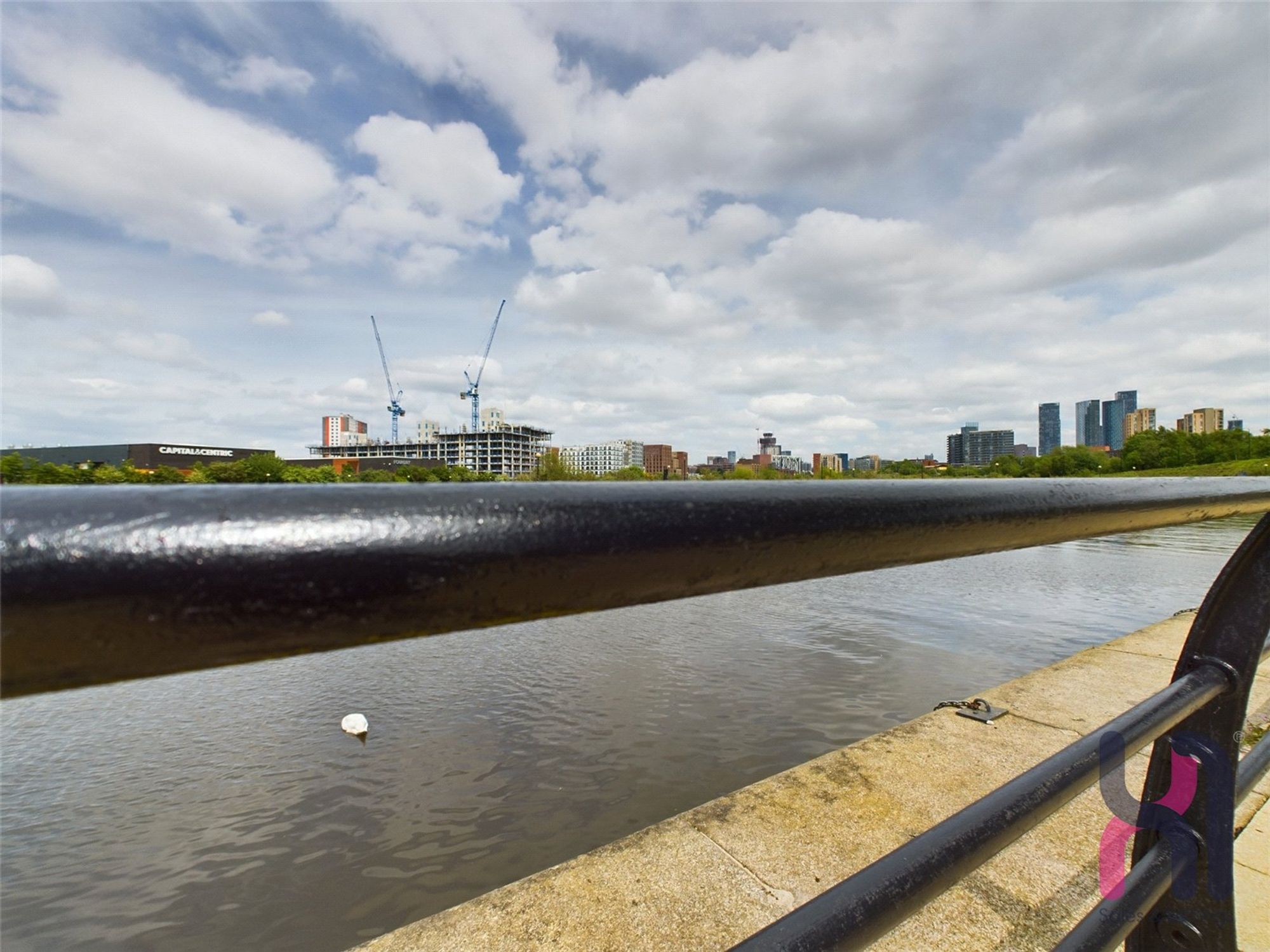 Flat Pomona Strand in Trafford
