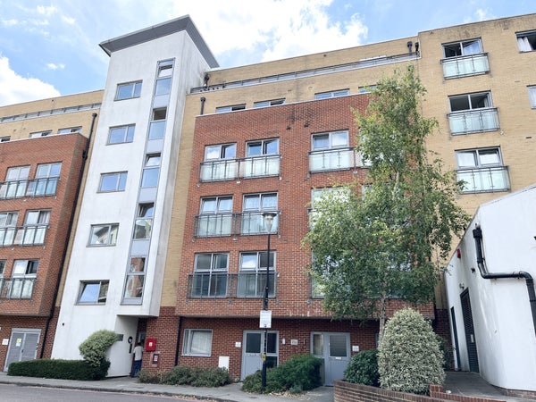 Flat Charrington Place in St Albans