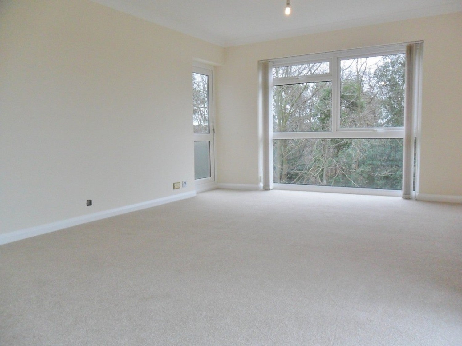 Flat Haslemere Avenue in Highcliffe-on-Sea