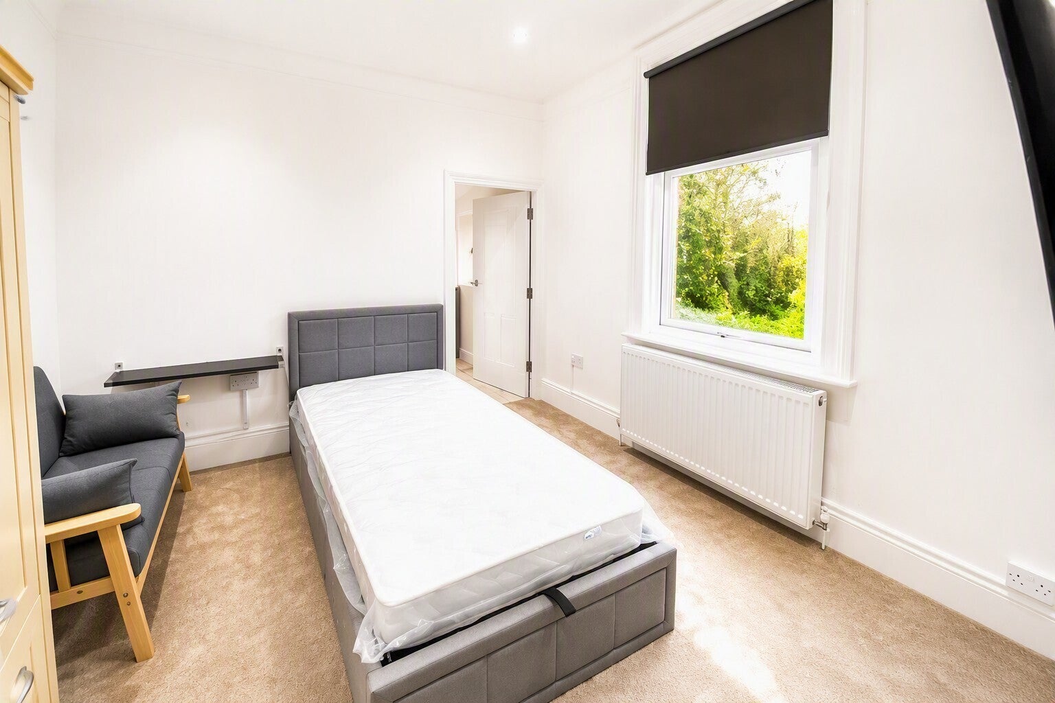 Flat The Green in Greater London