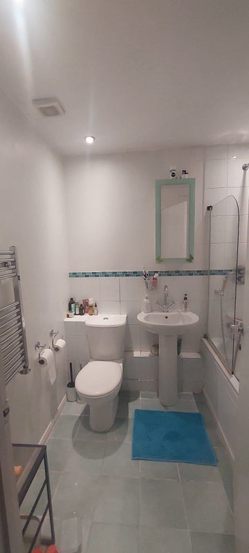 Room Meopham Road in Greater London