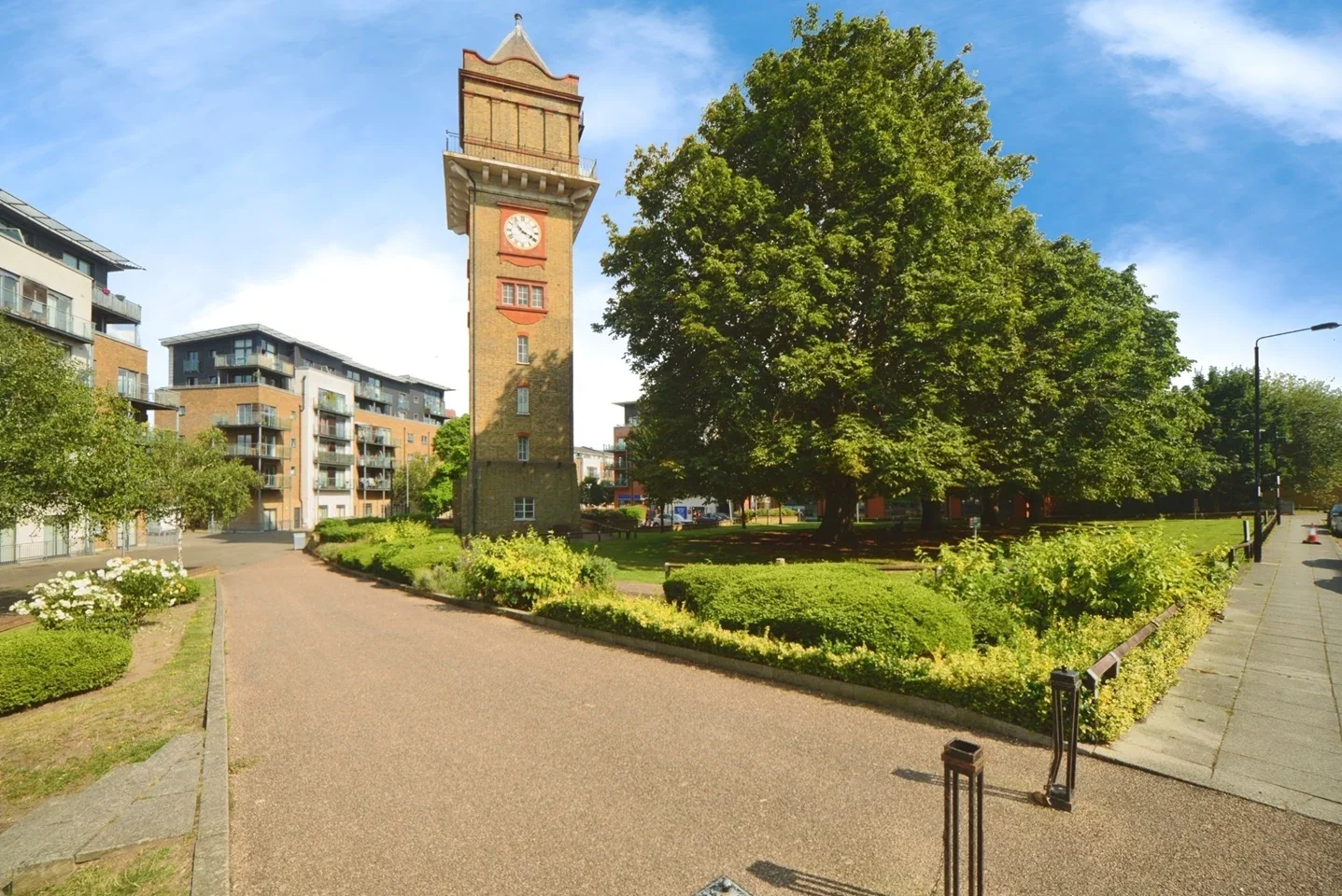 Flat Highfield Close in Greater London