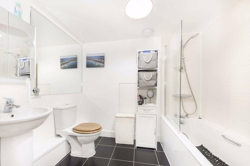 Room Molly Huggins Close in Greater London