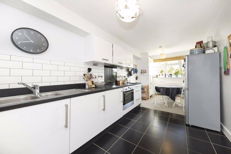 Room Molly Huggins Close in Greater London