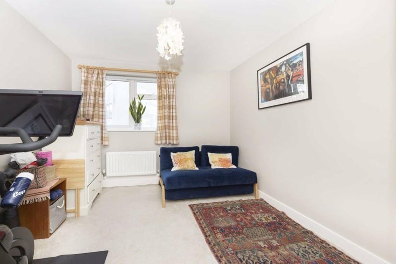 Room Molly Huggins Close in Greater London
