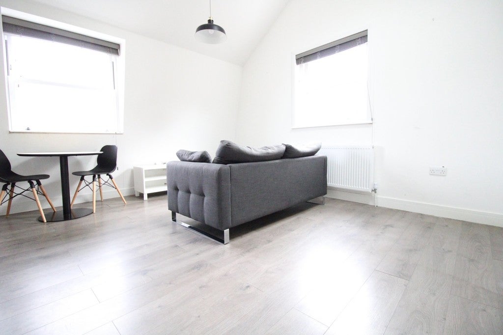 Flat Waterson Street in Greater London