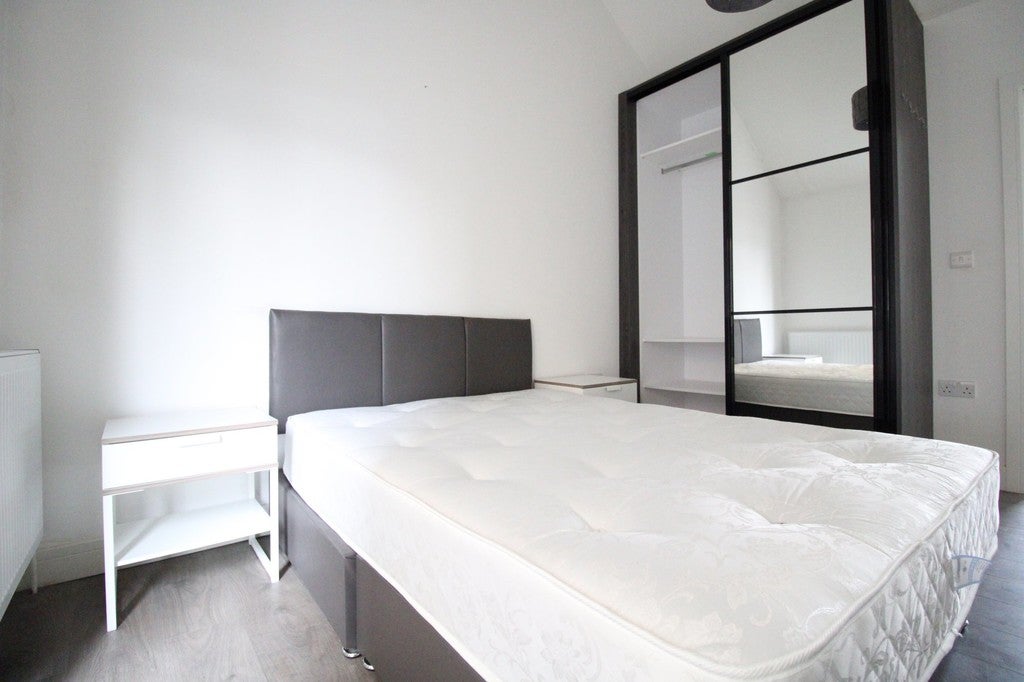 Flat Waterson Street in Greater London