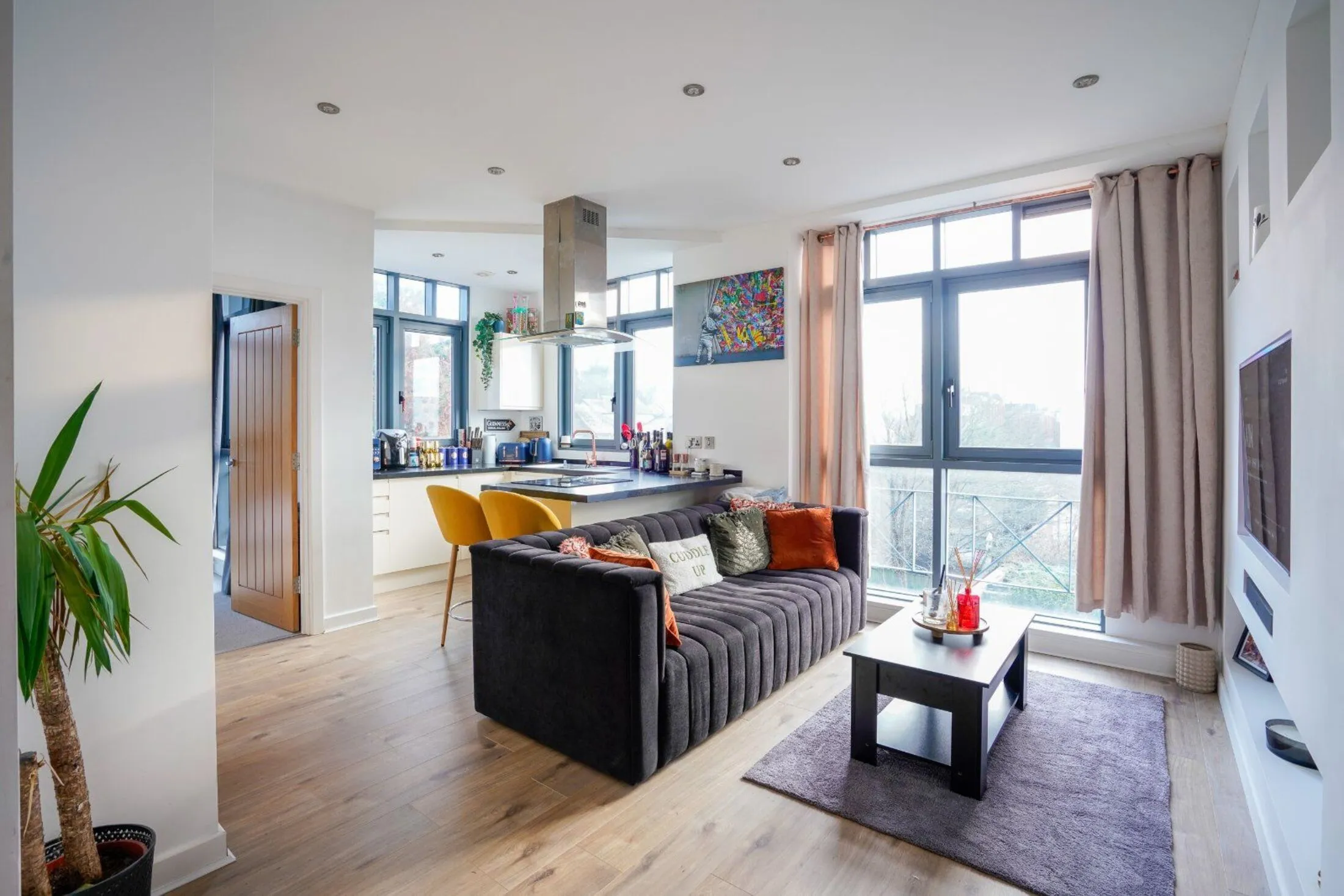 Flat Hillfield Road in Dacorum