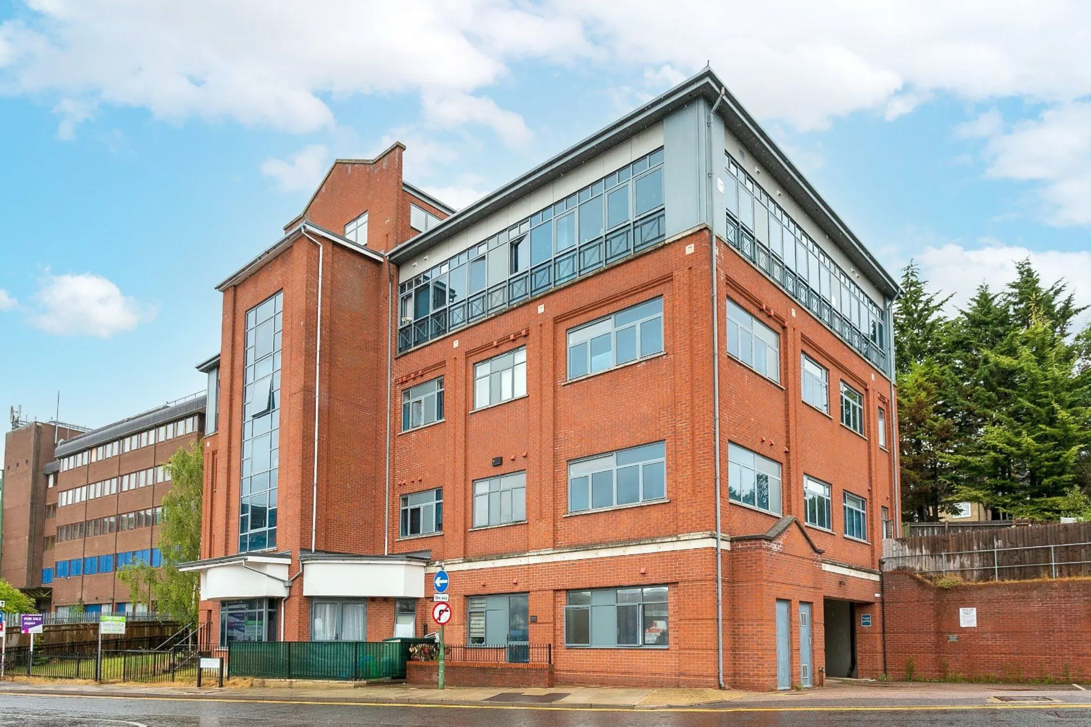 Flat Hillfield Road in Dacorum