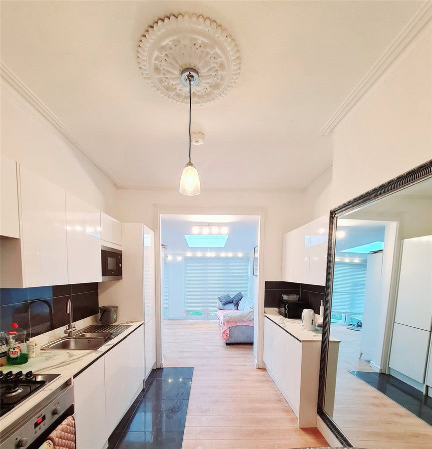 Room Ardoch Road in Greater London