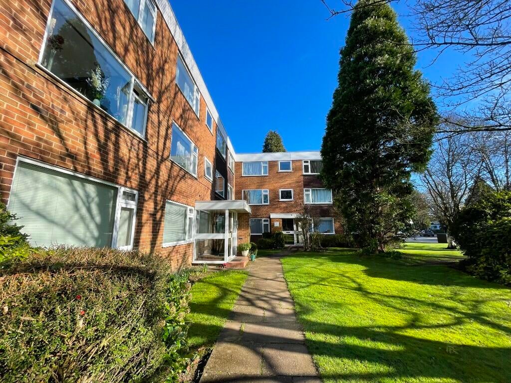 Flat Kingslea Road in Metropolitan Borough of Solihull