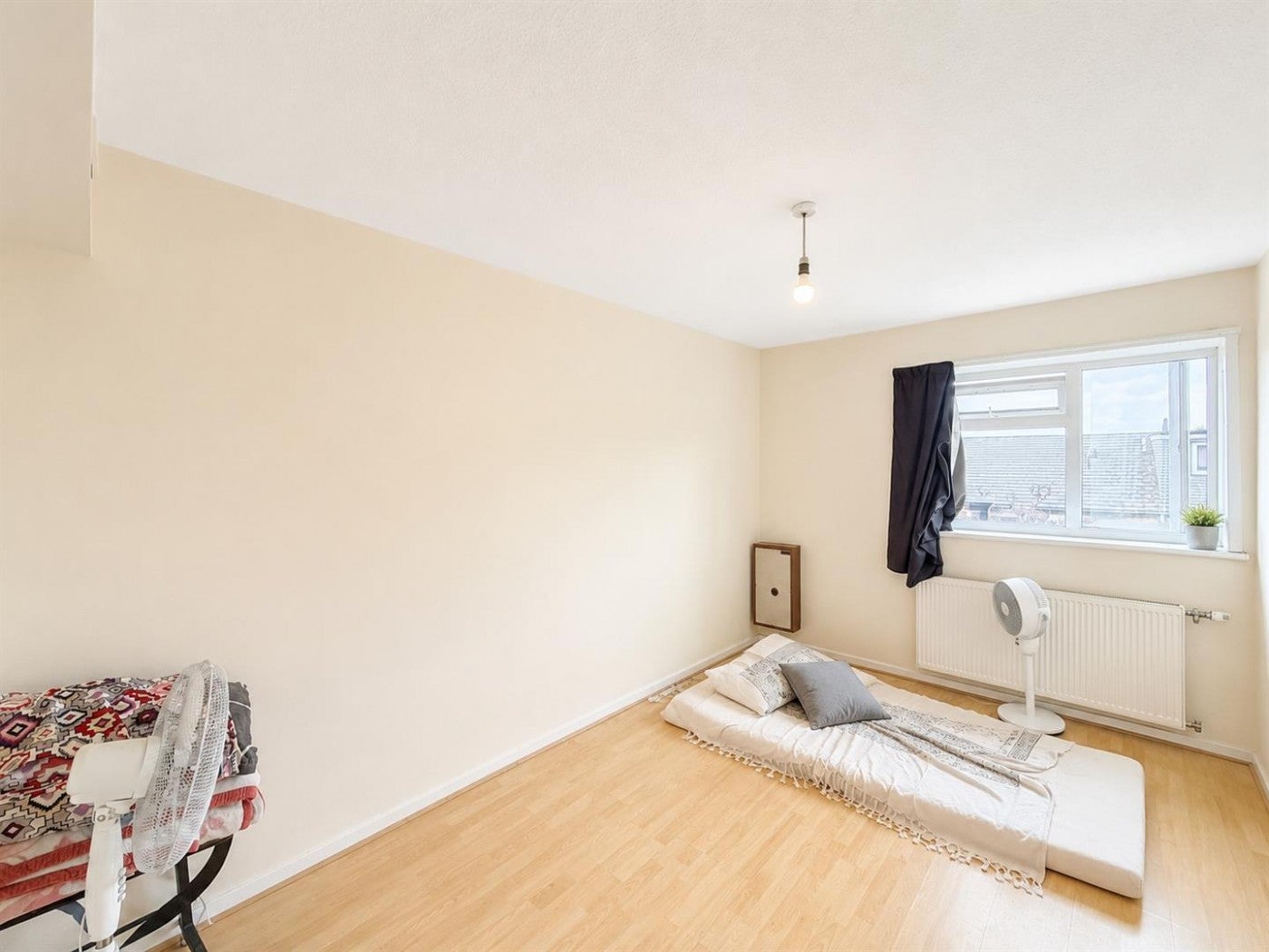 Flat Midsummer Avenue in Greater London