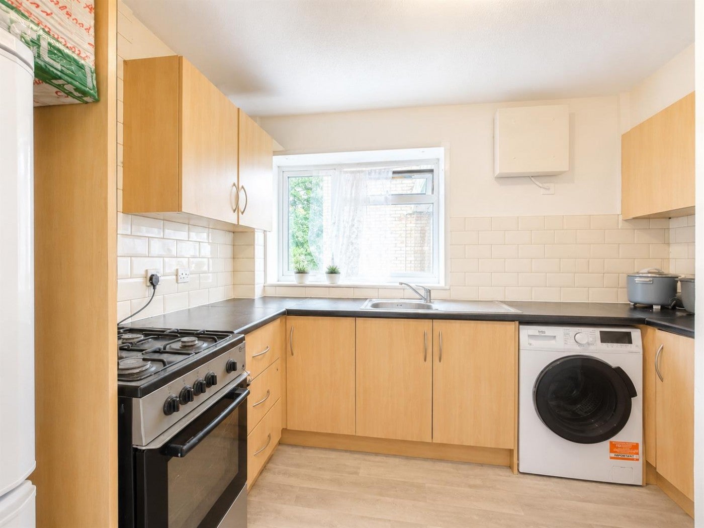 Flat Midsummer Avenue in Greater London