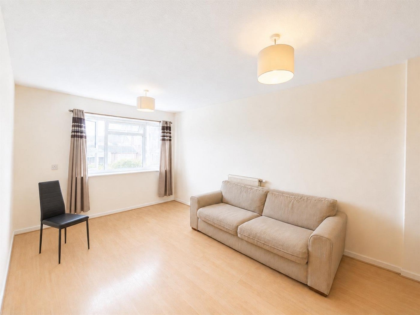 Flat Midsummer Avenue in Greater London