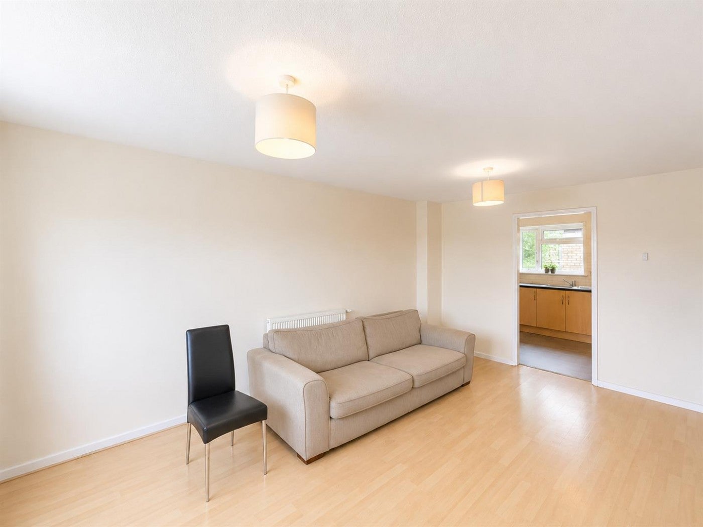 Flat Midsummer Avenue in Greater London