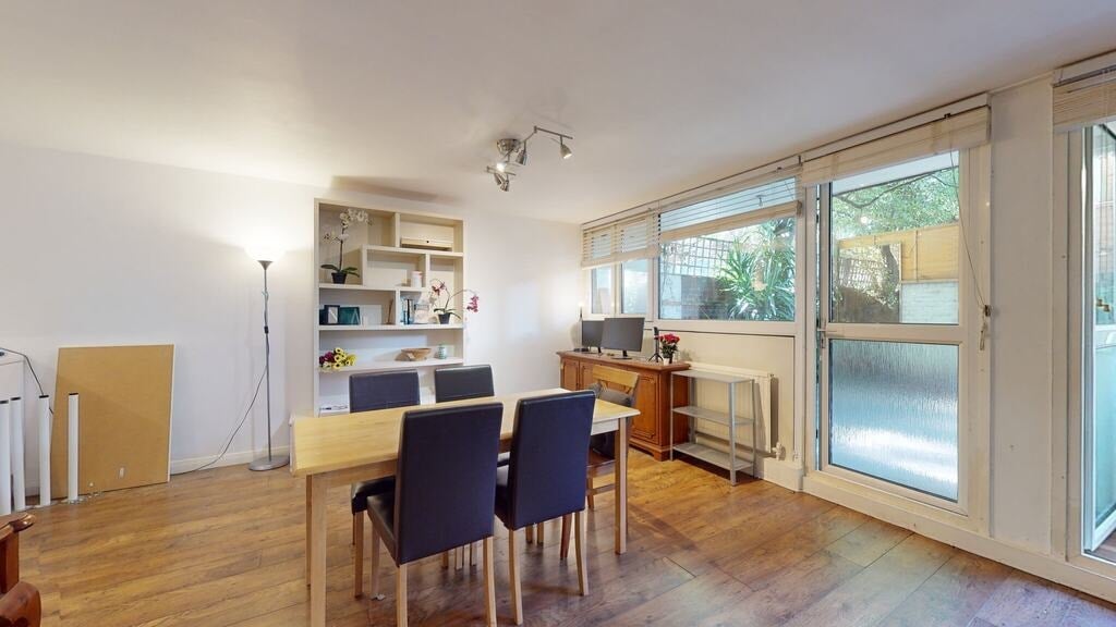 Flat Finborough Road in Greater London