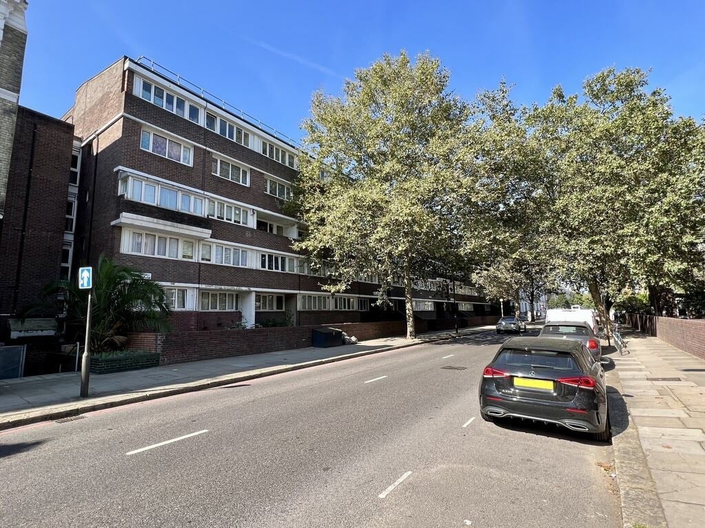 Flat Finborough Road in Greater London