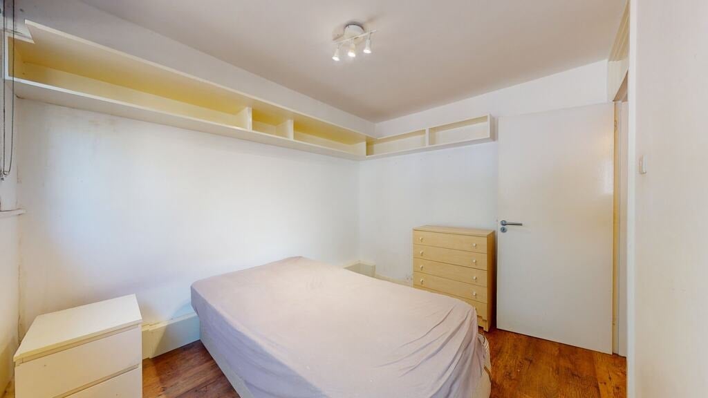 Flat Finborough Road in Greater London