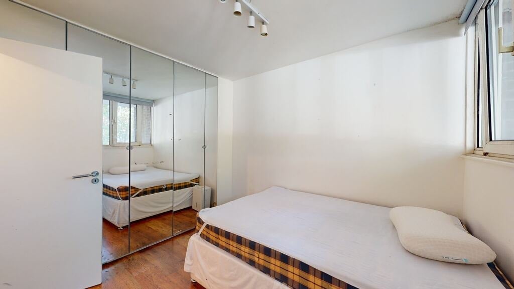 Flat Finborough Road in Greater London