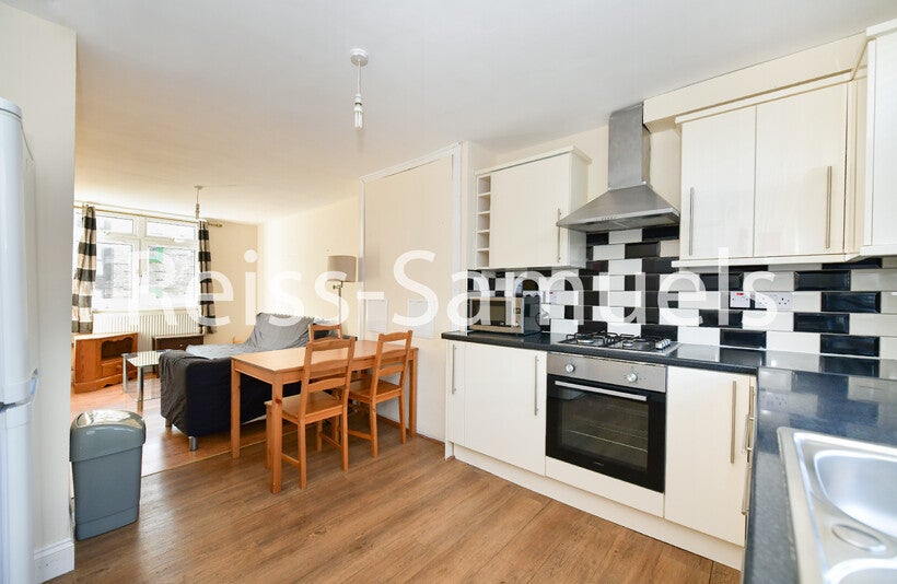 Flat Glengarnock Avenue in Greater London