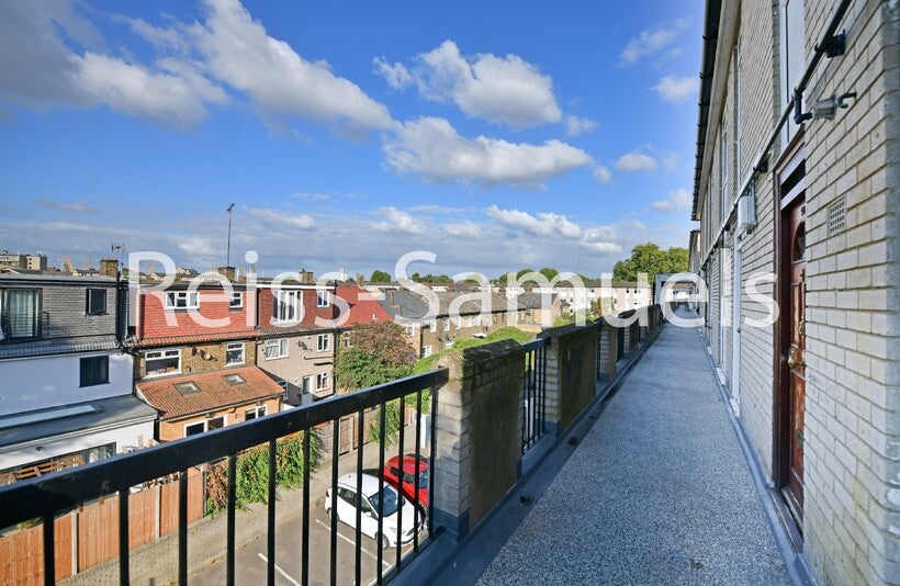 Flat Glengarnock Avenue in Greater London