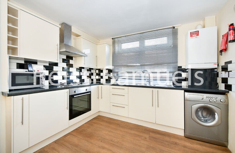 Flat Glengarnock Avenue in Greater London