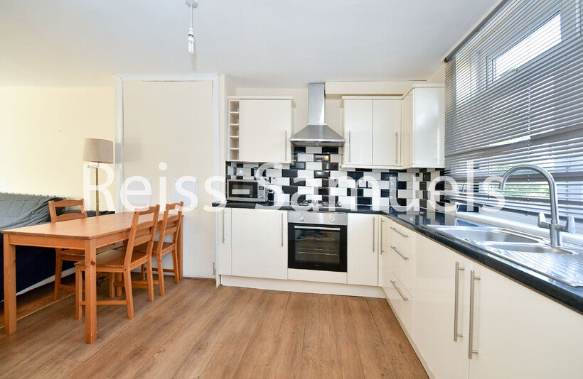 Flat Glengarnock Avenue in Greater London