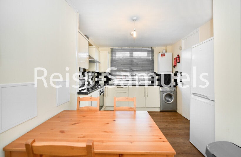 Flat Glengarnock Avenue in Greater London