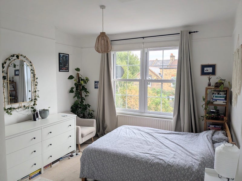 Room Weir Road in Greater London