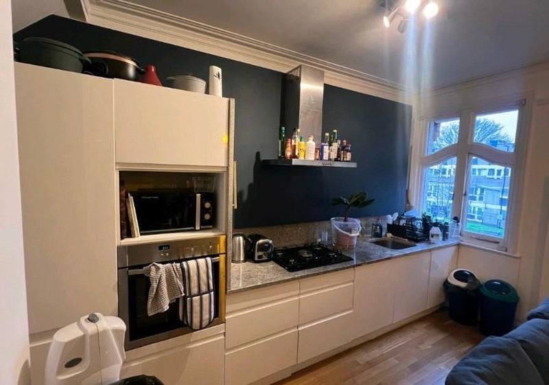 Room Weir Road in Greater London