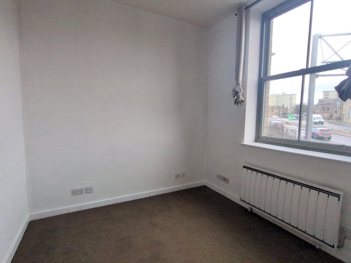 Flat Barkerend Road in Bradford
