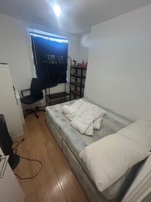Room Parfett Street in Greater London