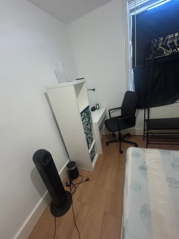 Room Parfett Street in Greater London