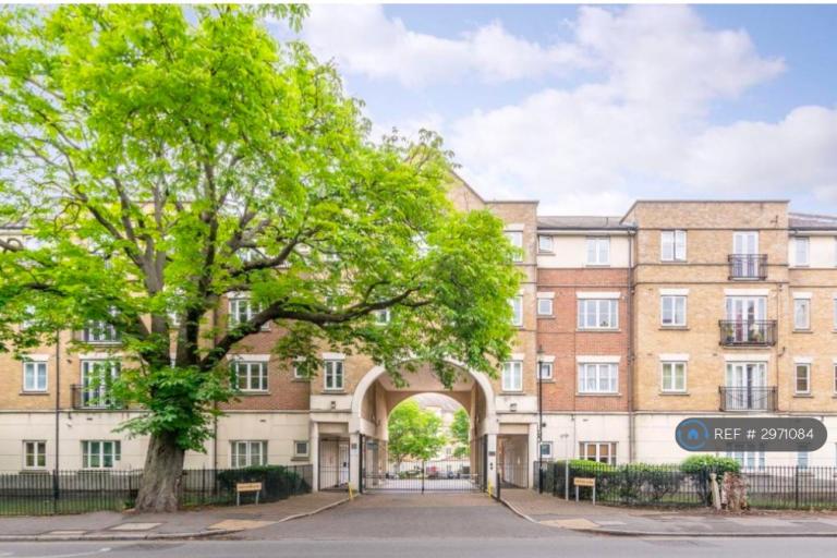 Flat Bristowe Close in Greater London