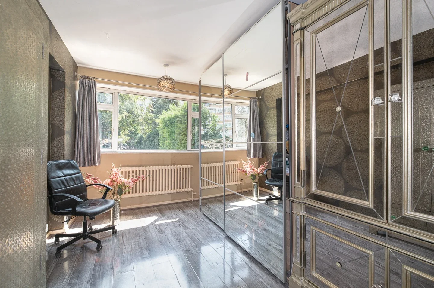 Flat Churchill Gardens Road in City of Westminster