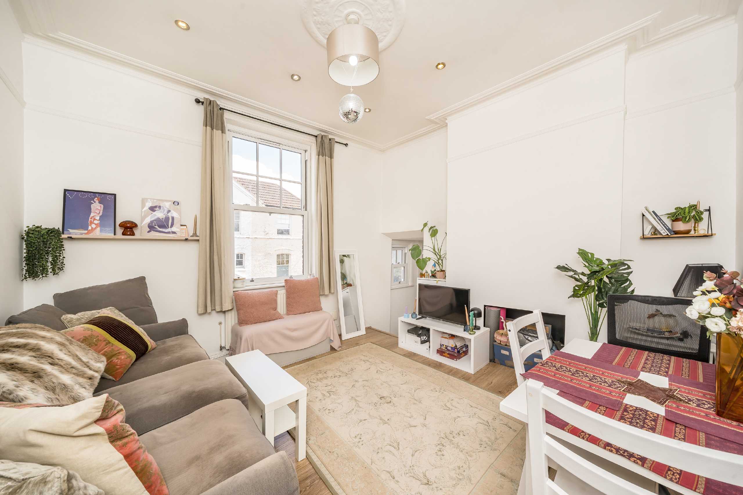 Flat Lavender Hill in Greater London