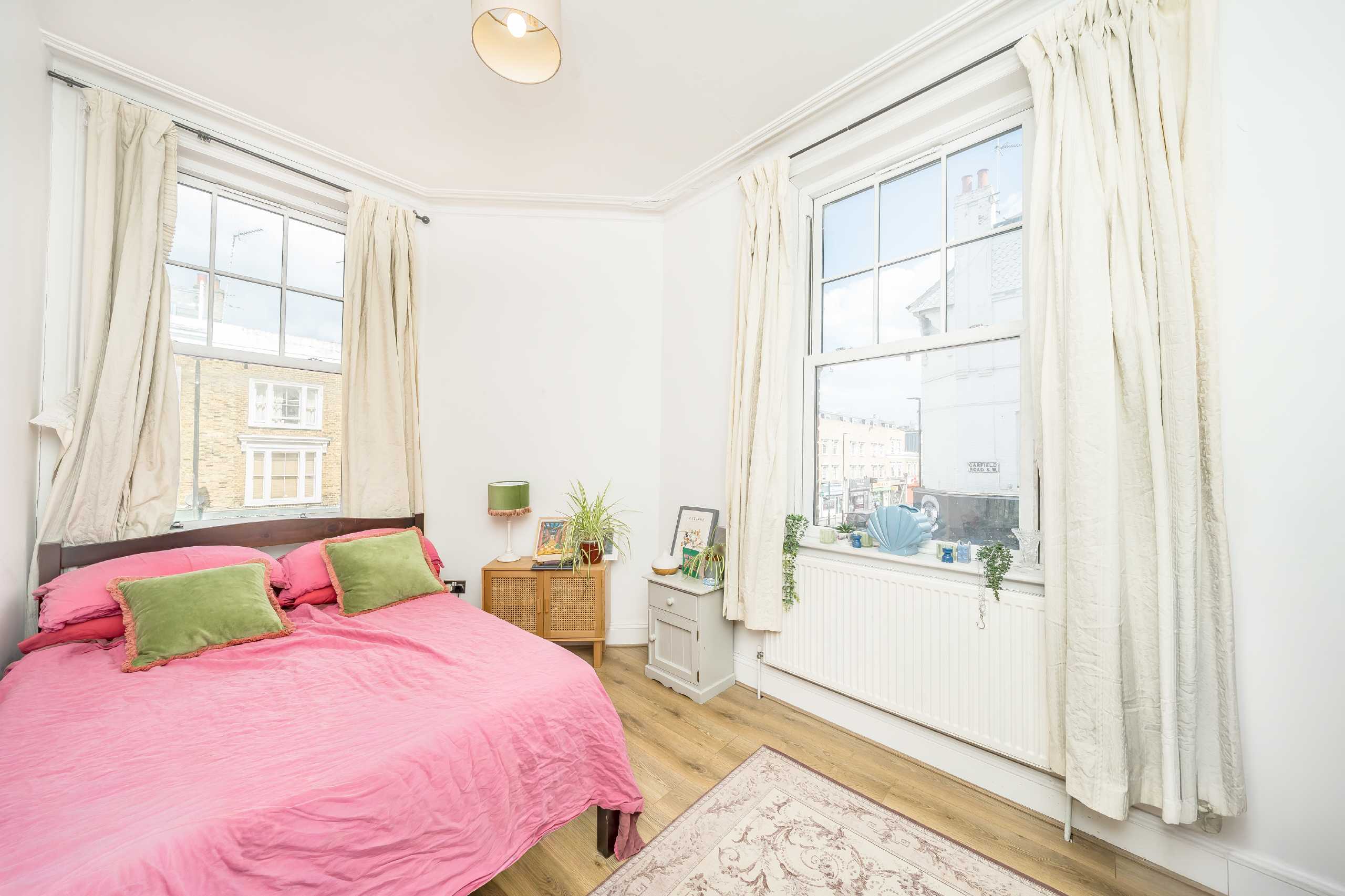 Flat Lavender Hill in Greater London