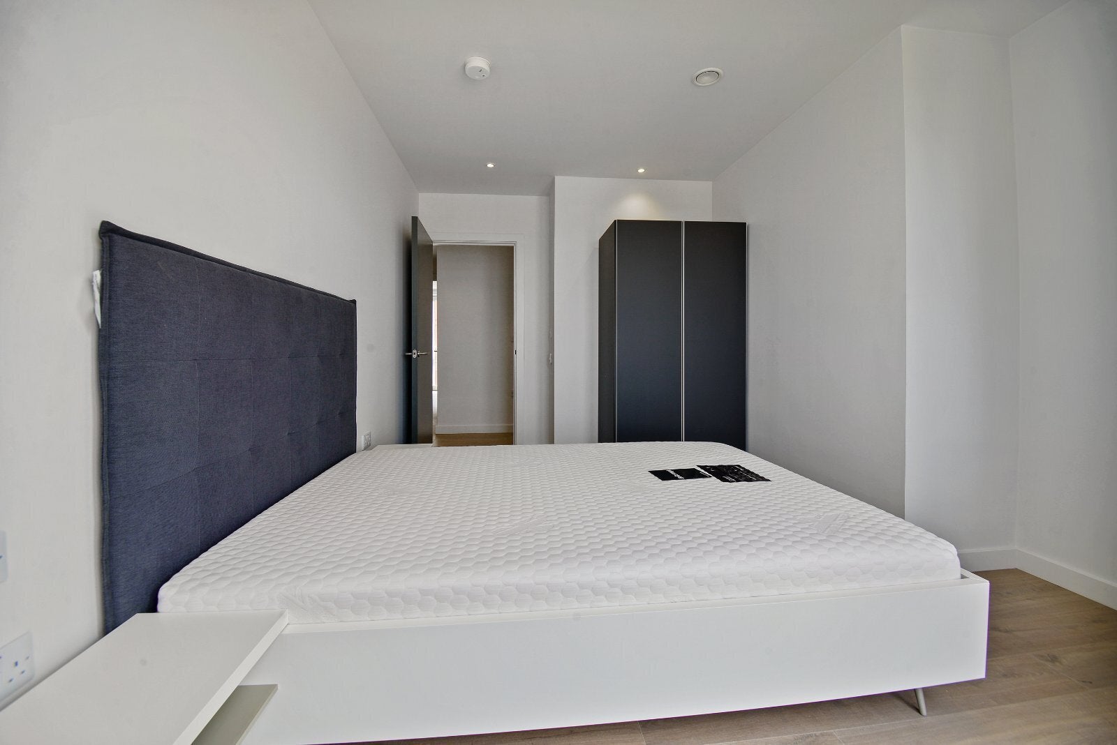 Flat Parkes Street in Greater London