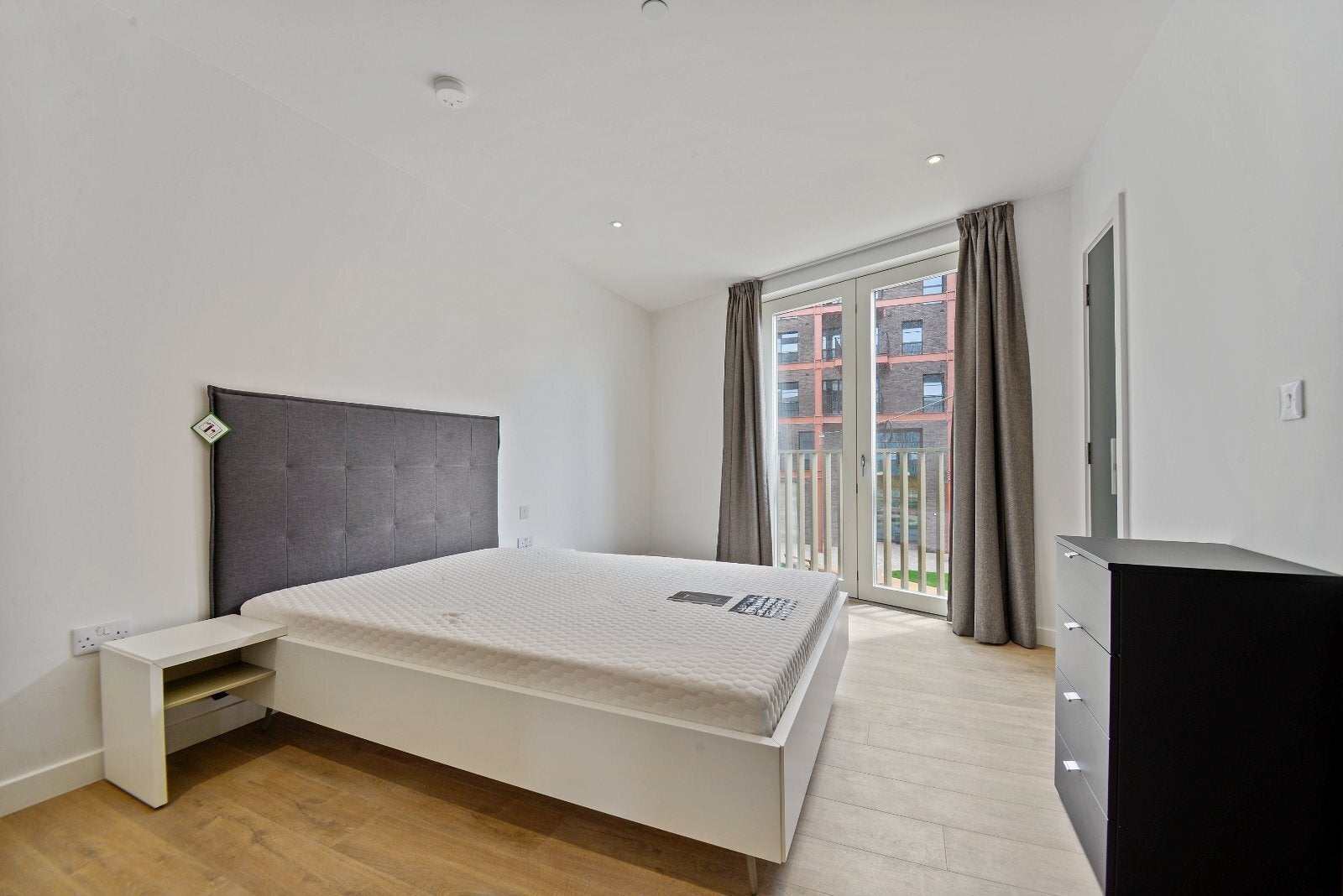 Flat Parkes Street in Greater London